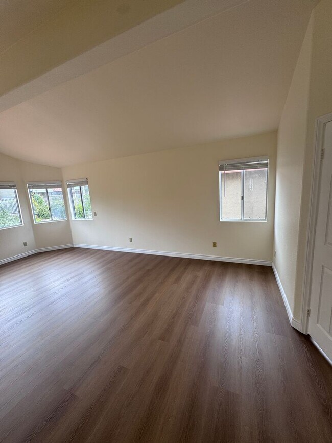 Building Photo - Spacious La Jolla Home in Gated Community