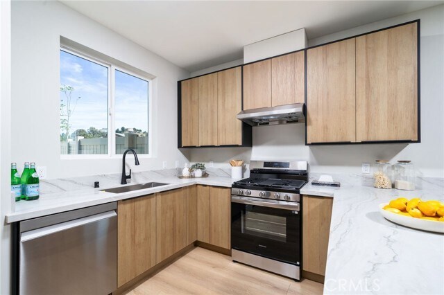 Building Photo - 800 N Amelia Ave