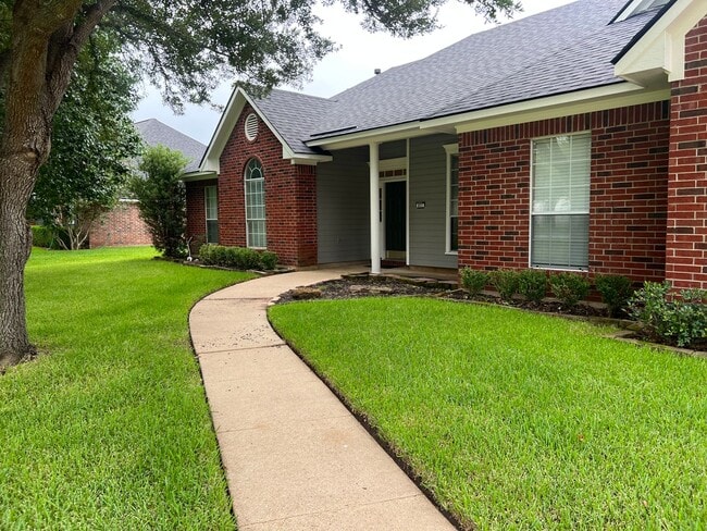 Building Photo - Large Lot Close to to Barksdale Air Force Base w/POOL!!