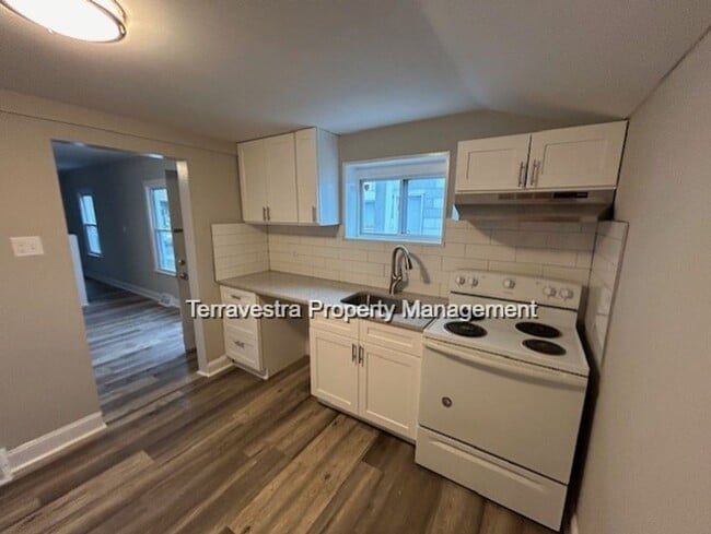 Building Photo - Lovely Renovated 3 Bed with parking! Eligible for $500 Security Deposit.
