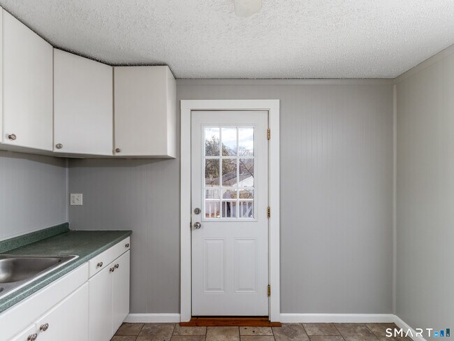 Building Photo - 969 S Main St