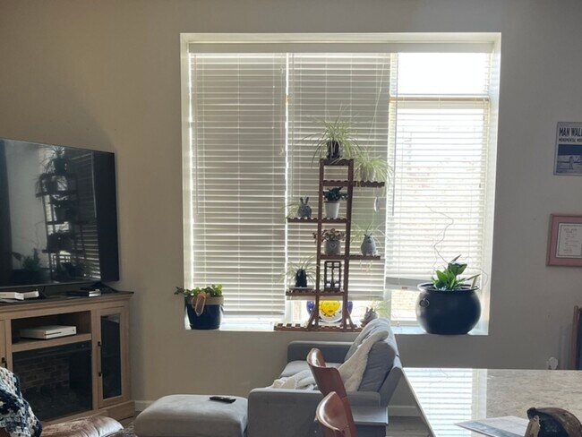 Building Photo - 102 S 2nd St