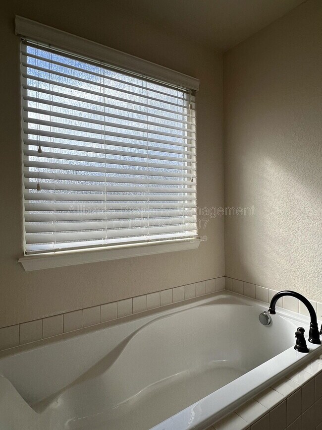 Building Photo - 6280 San Mateo Dr