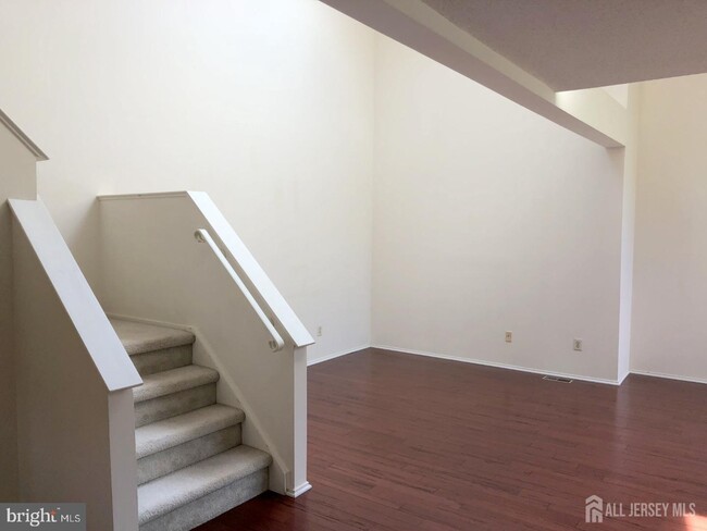 Building Photo - 92 Sayre Dr