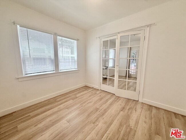 Building Photo - 934 1/2 S Berendo St