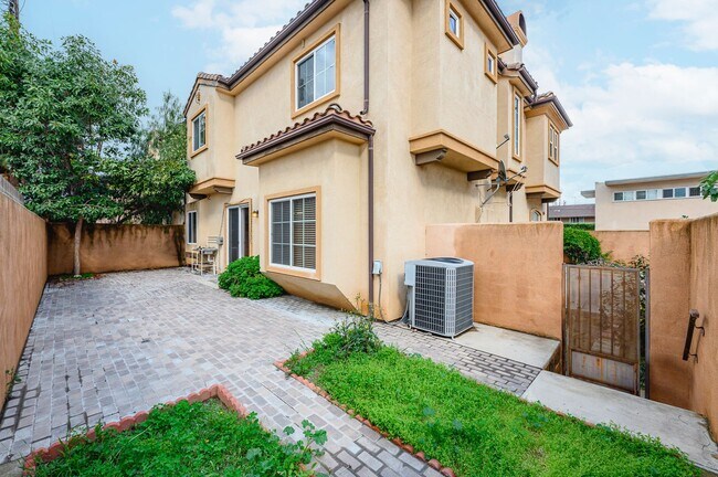 Building Photo - Three bedroom condo for lease in Arcadia