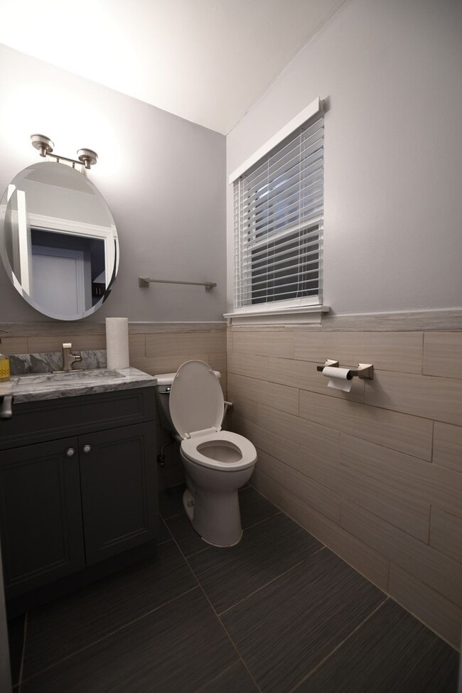 Building Photo - 2739 W Glenlake Ave