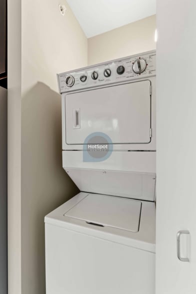 Building Photo - 120 N Desplaines St