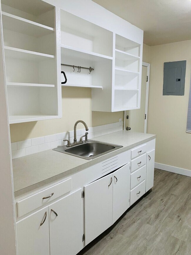 Building Photo - Inner SE Cool and Comfort