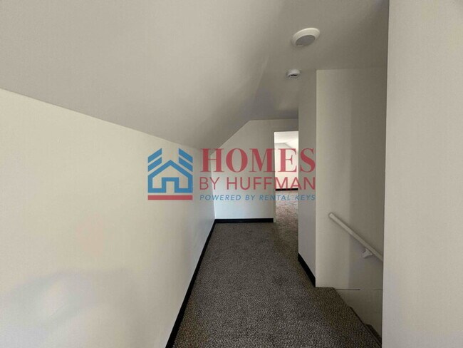 Building Photo - Three Bedroom House | Move in Special