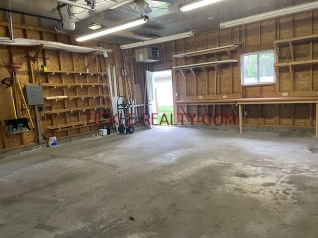 Building Photo - 3 Bedroom Ranch - Huge Garage - Fenced Yard