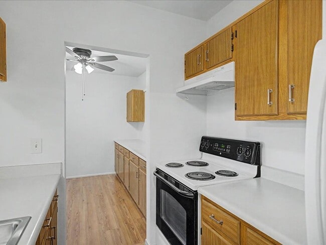 Building Photo - 2 Bedroom 2 Bathroom with Community Pool and Spa!