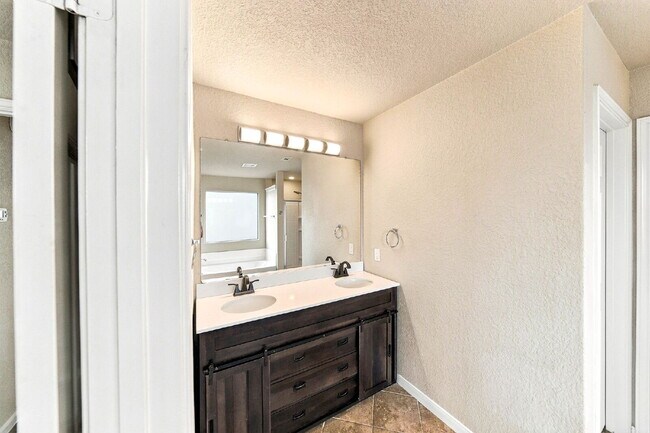 Building Photo - VIEWS VIEWS VIEWS! Ask about our rent incentives and Book your self guided tour today!