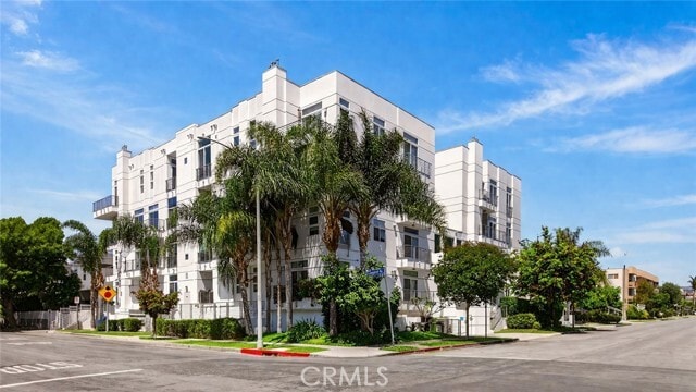 Building Photo - 401 N Serrano Ave