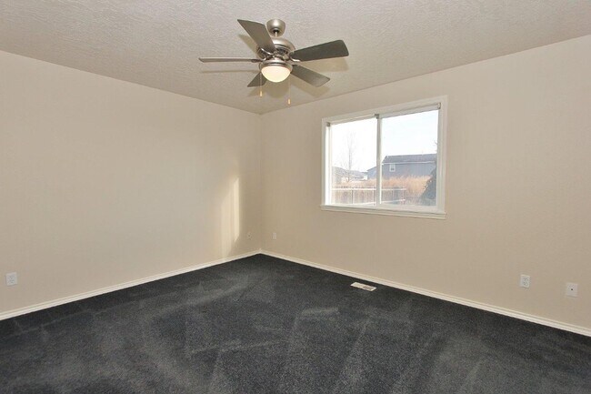 Building Photo - Clean home in Quiet Neighborhood
