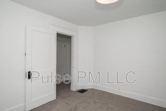 Building Photo - 2730 Dakota Ave
