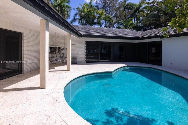 Building Photo - 2500 Bayview Dr