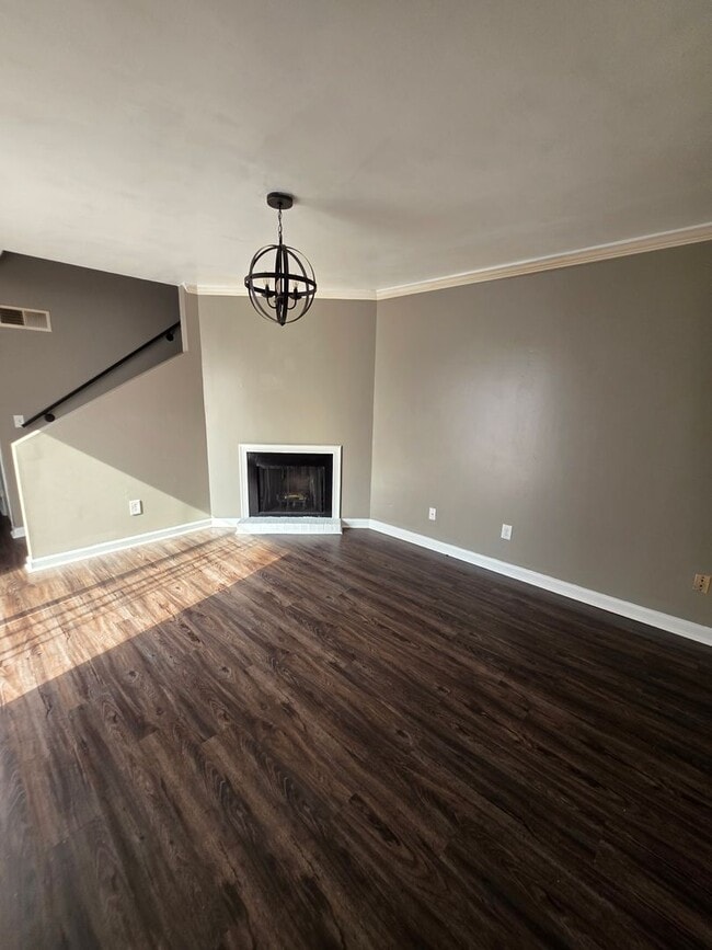 Building Photo - 2220 Woodridge Ln