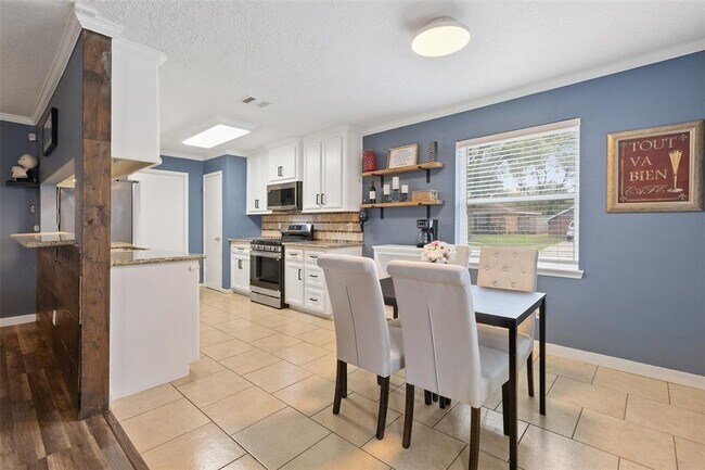 Building Photo - 5842 Silver Frst Dr