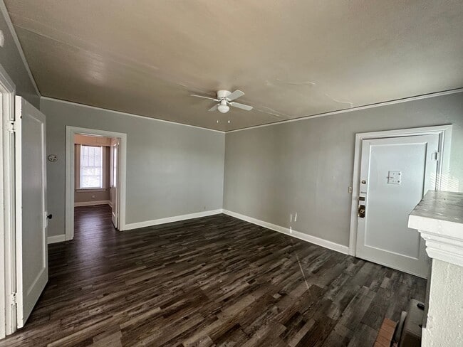 Building Photo - 216 W Oak Ave