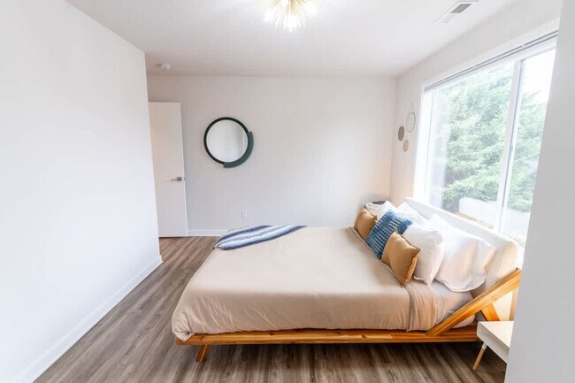 Building Photo - 5177 NE 14th Pl