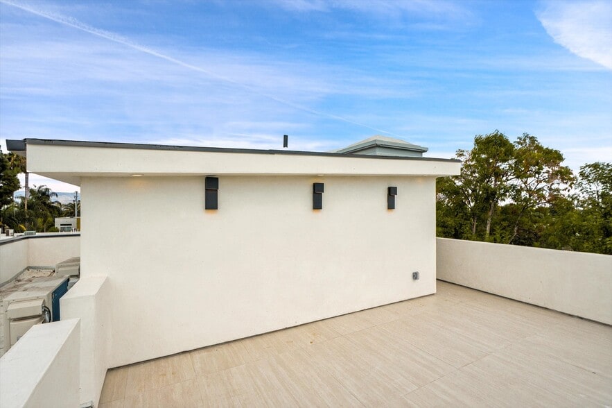 Building Photo - 5022 Cahuenga Blvd