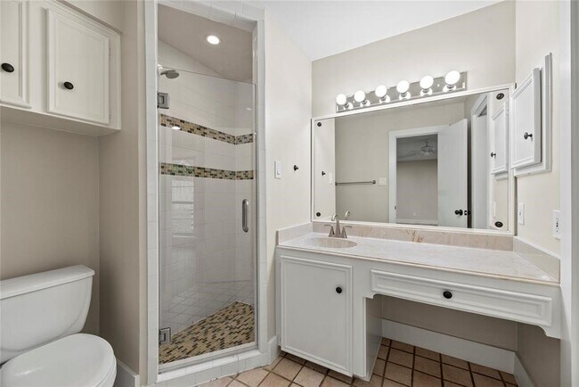 Building Photo - 2219 Briarview Dr