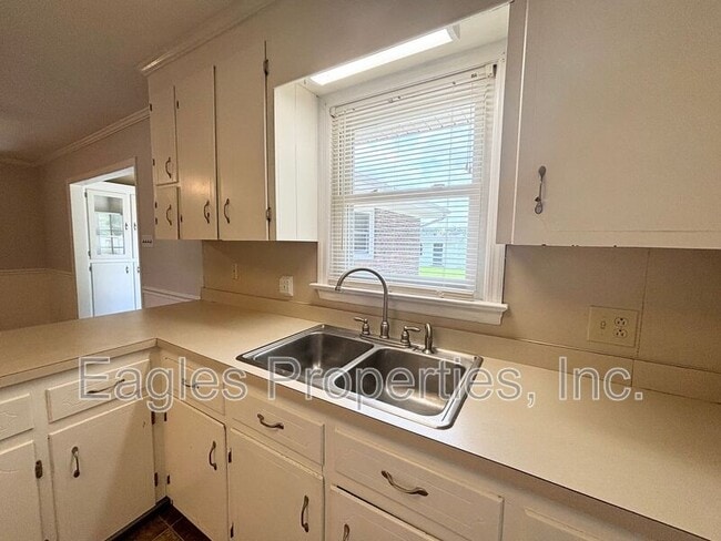 Building Photo - 657 Saulston Rd