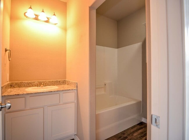 Building Photo - August 2026 Pre-Lease!! 3/3.5 Townhome in ...