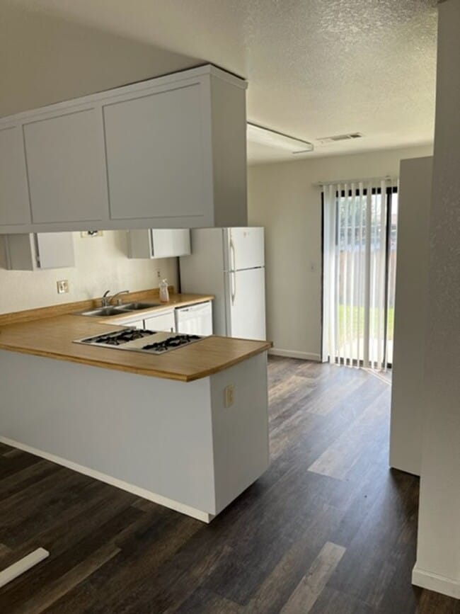 Building Photo - 2 Bedroom 1 Bath Unit COMING SOON!