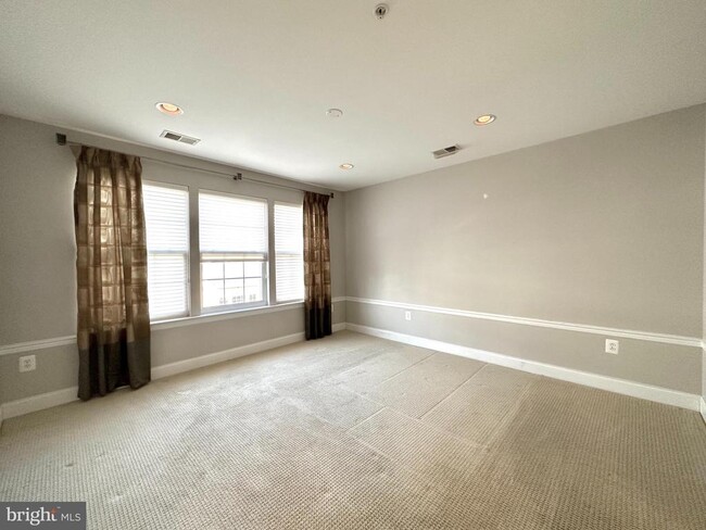 Building Photo - 11837 Regents Park Dr