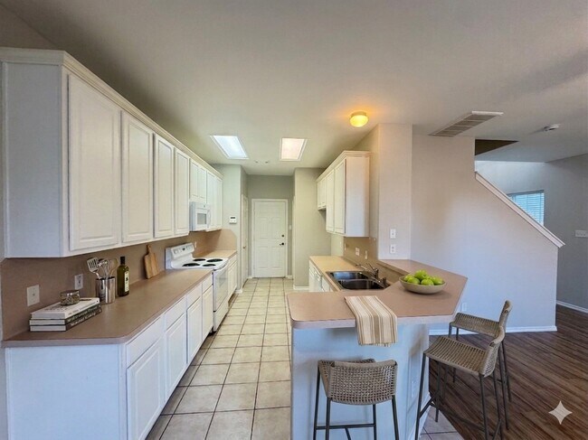 Building Photo - 5711 Vinemont Ln