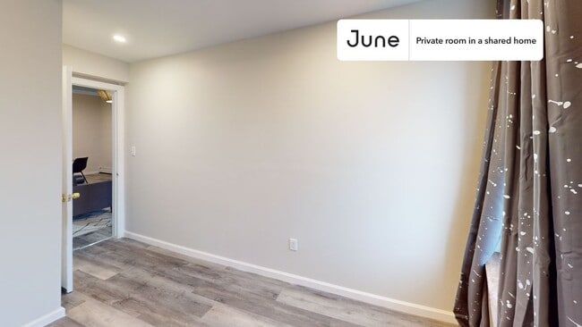 Building Photo - Private bedroom in 3 bed/1 bath Home