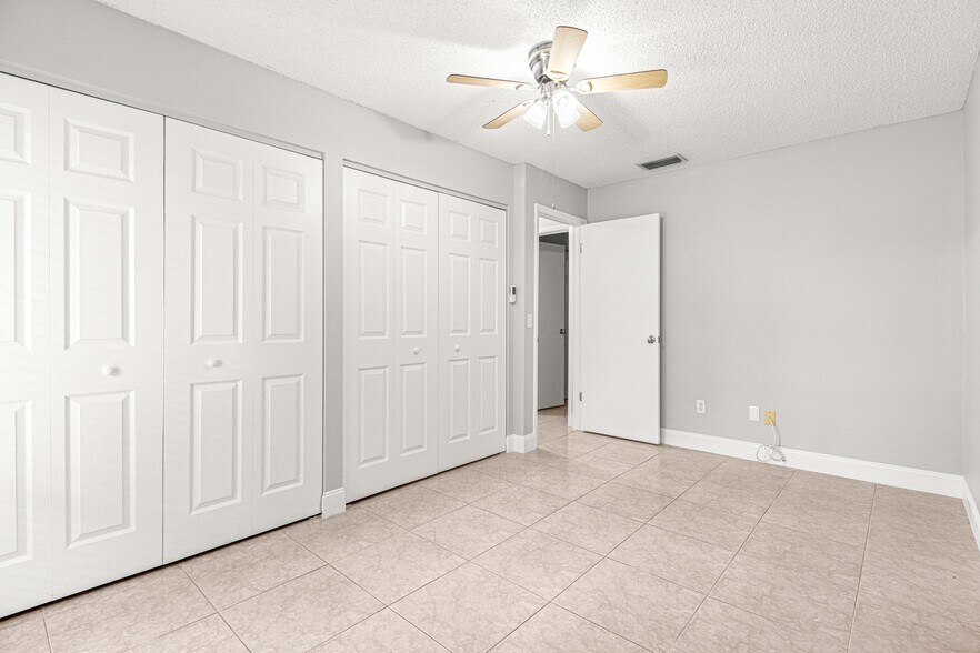 Building Photo - 810 SE 2nd St