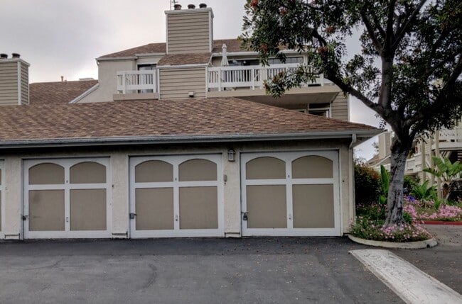 Building Photo - Rare 3 bed 2 bath Townhome available now.