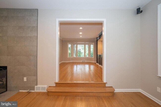 Building Photo - 327 Strathmore Rd