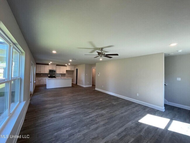 Building Photo - Large 4-bedroom home located in the South ...
