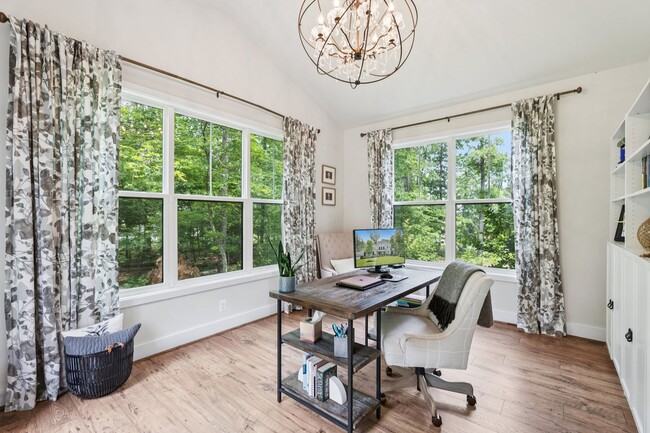 Building Photo - Impressive 6 Bed 4.5 Bath Single-Family Ho...