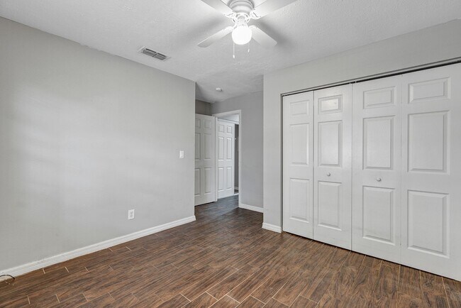 Building Photo - Spacious 3BR/2BA Ocala Home with Modern Finishes,Fireplace Floor-to-Ceiling Sliding Glass Doors &...