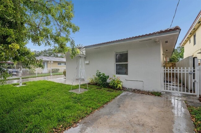 Building Photo - 2775 SW 12th St