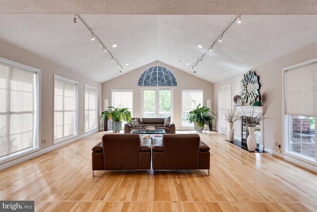 Building Photo - 1535 Lincoln Way