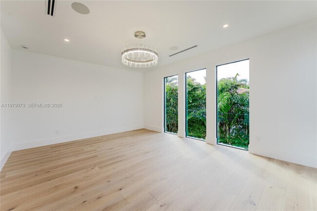 Building Photo - 464 NE 6th St