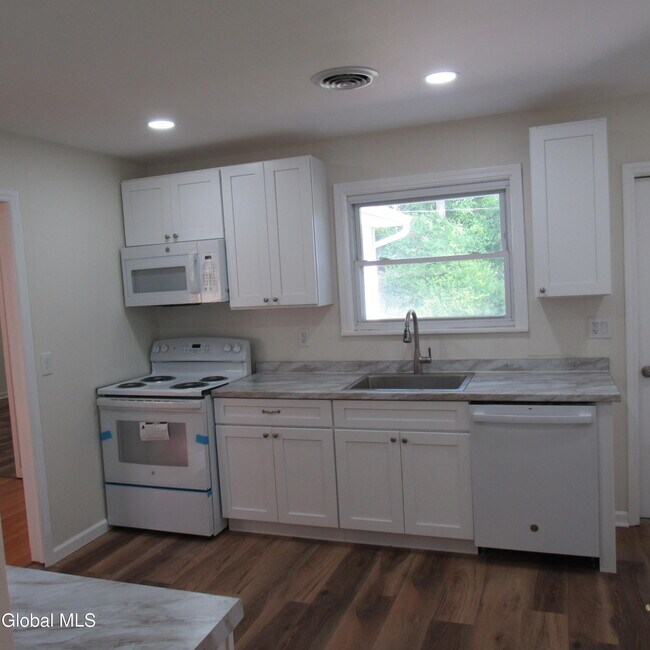 Building Photo - 5 Sunset Dr