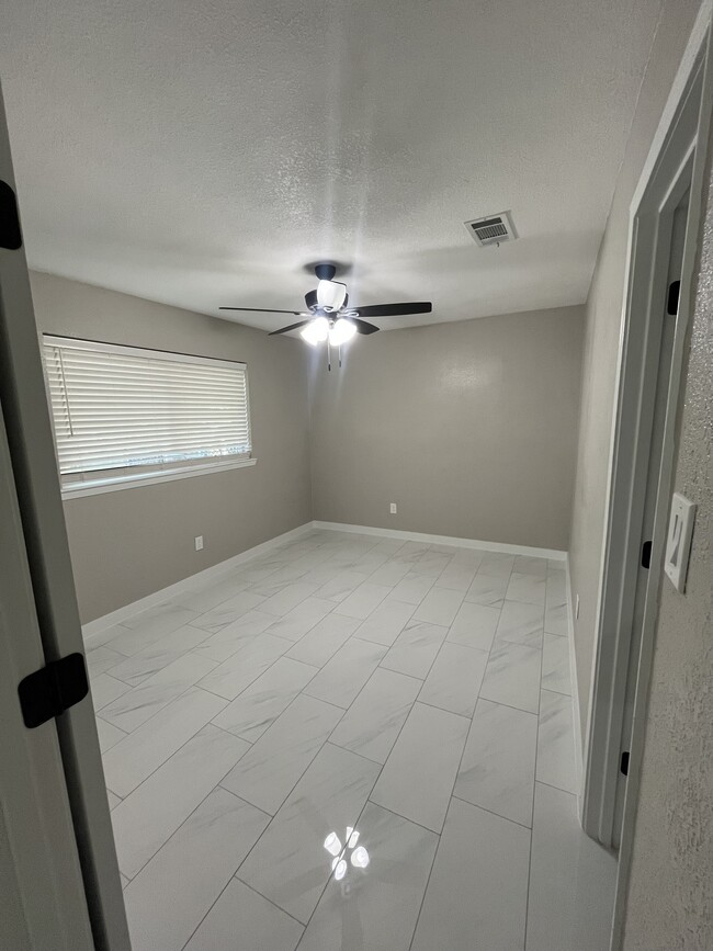 Master bedroom - 808 Cherry Laurel Ln