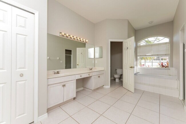 Building Photo - 1253 Deerbourne Dr