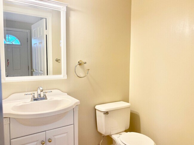 Building Photo - 3 Bedrooms Plus 2 Bonus Rooms!!! 2.5 Baths...