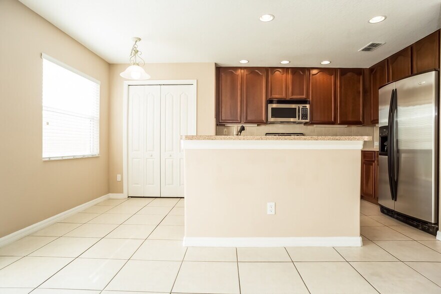 Building Photo - 12652 Somerset Oaks St