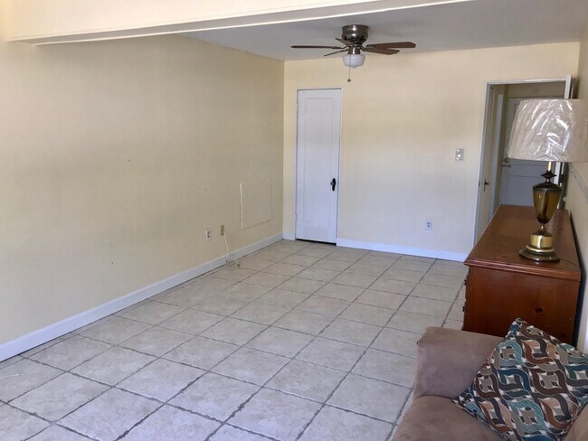 Building Photo - 4811 N Flagler Dr