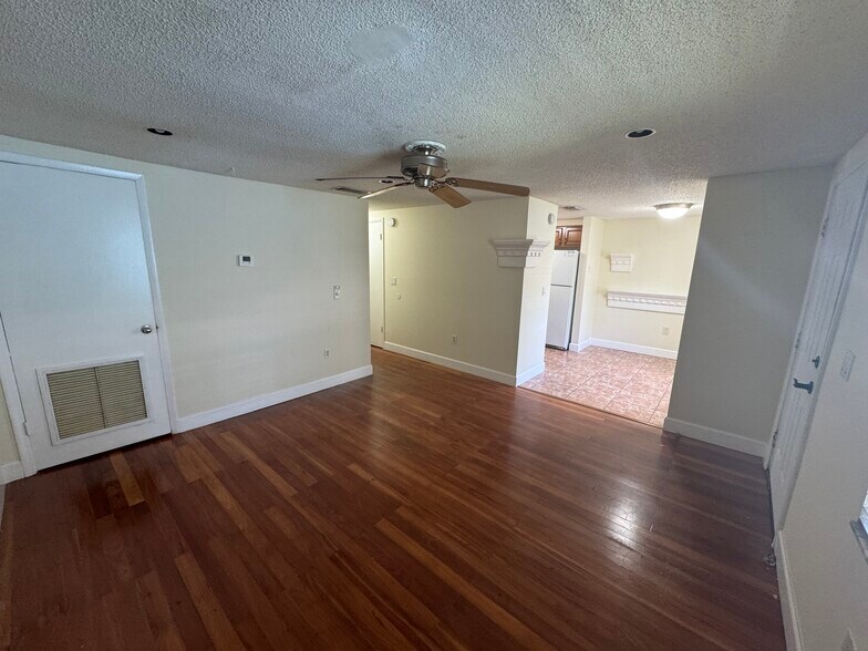 Building Photo - 6807 S Juanita St