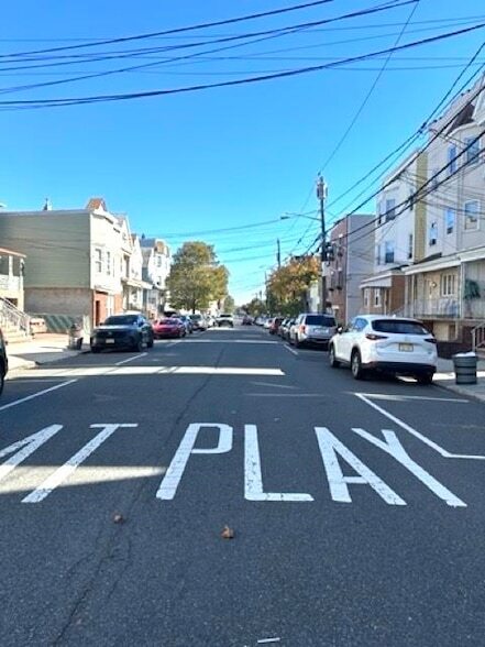 Building Photo - 98 Andrew St